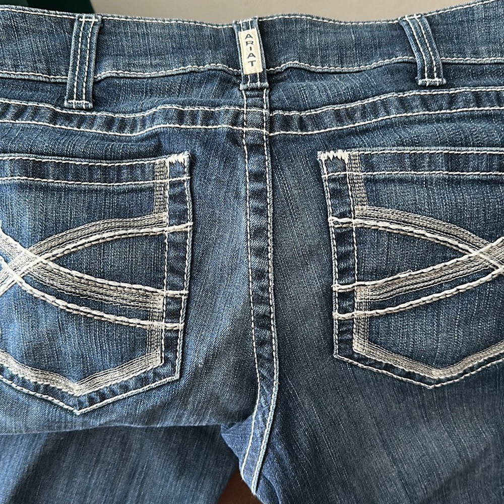 Women’s size 31R Ariat mid rise straight leg jean. Like new, worn twice.